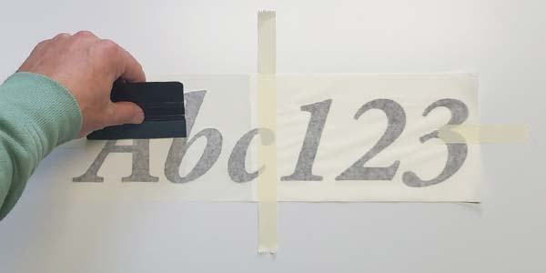 Schriftzug Aufkleber andrücken