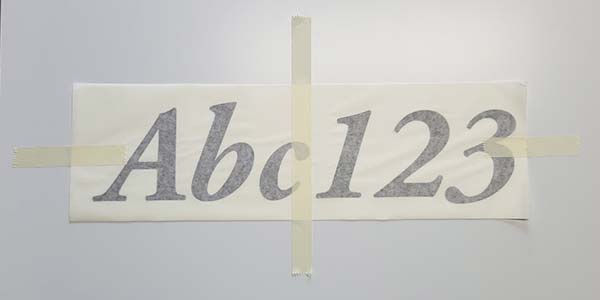 Schriftzug Aufkleber fixieren