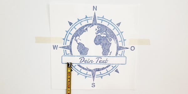 Zuerst musst du den Wohnmobil Aufkleber gerade messen und mit Kreppband fixieren.