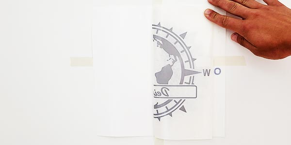 Nun durch trennst du das Kreppband auf einer Seite und löst den Aufkleber vom Trägerpapier.