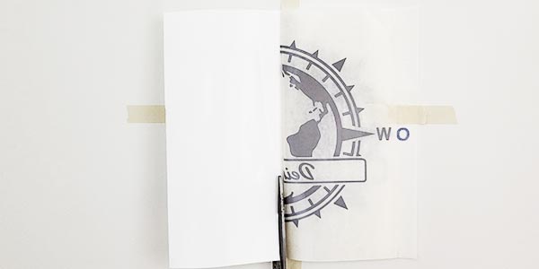 Das Trägerpapier schneidest du mit einer Schere ab und klappst den Wohnmobil Aufkleber unter leichter Spannung wieder zurück.