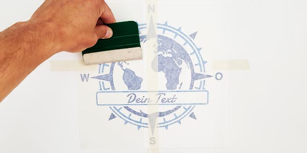 Anschließend rakelst du den Aufkleber mit gleichmäßigen Bewegungen und leichtem Druck an.