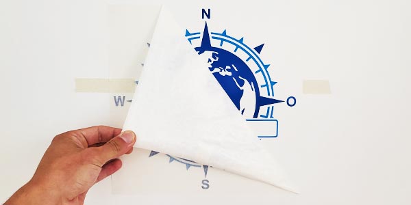 Zum Schluss vorsichtig die Transferfolie entfernen.